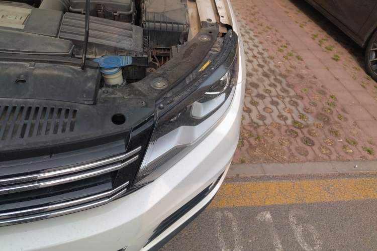 Used Volkswagen Tiguan 2016 300TSI Automatic Two-Wheel Drive Luxury Edition Engine Bay Left