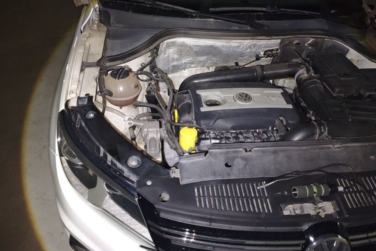 Used Volkswagen Tiguan 2016 2.0 TSI Four-Wheel Drive Standard Version Engine Bay Right