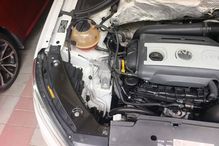 Used Volkswagen Tiguan 2016 300TSI Automatic Two-Wheel Drive Luxury Edition Engine Bay Right
