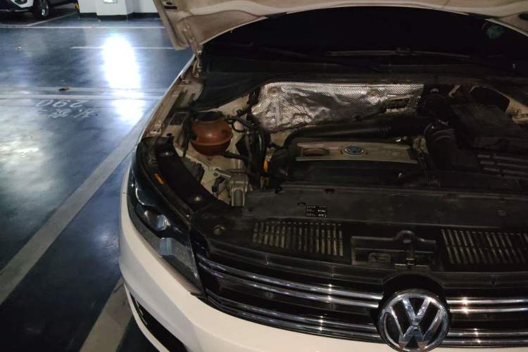 Used Volkswagen Tiguan 2016 300TSI Automatic All-Wheel Drive Luxury Edition Engine Bay Right