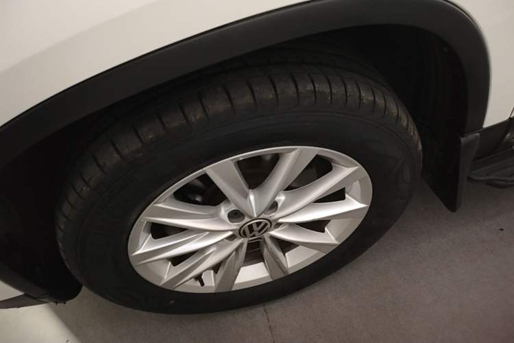 Used Volkswagen Tiguan 2016 280TSI Automatic Two-Wheel-Drive Silk Road Style Edition Exterior 2