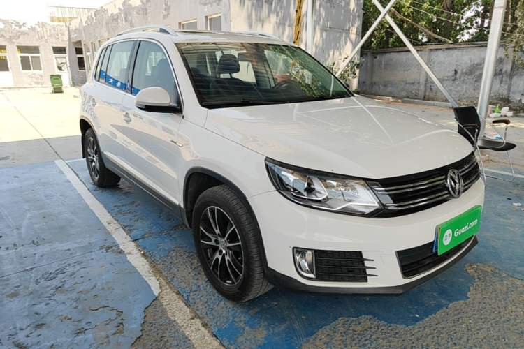 Used Volkswagen Tiguan 2016 300TSI Automatic All-Wheel Drive Luxury Edition Front Right 45 Deg