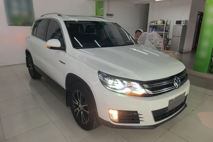 Used Volkswagen Tiguan 2016 300TSI Automatic All-Wheel Drive Luxury Edition Front Right 45 Deg