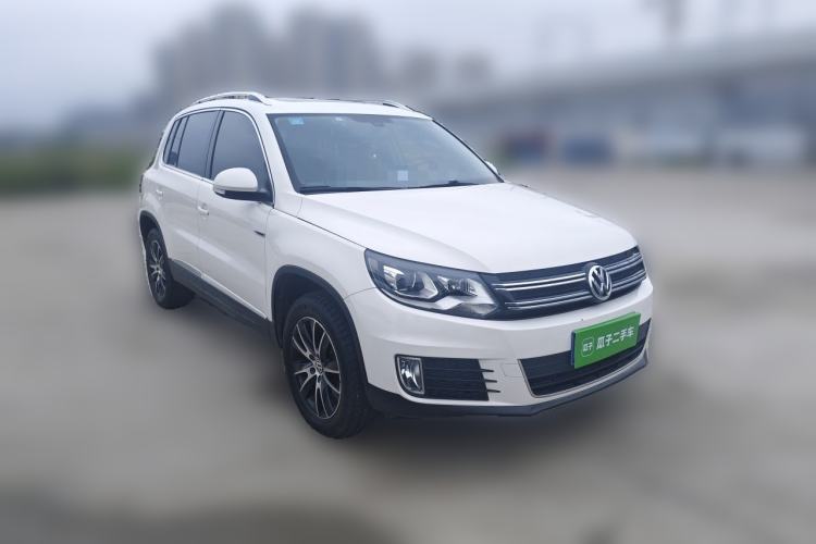 Used Volkswagen Tiguan 2016 330TSI Automatic All-Wheel Drive Luxury Edition Front Right 45 Deg