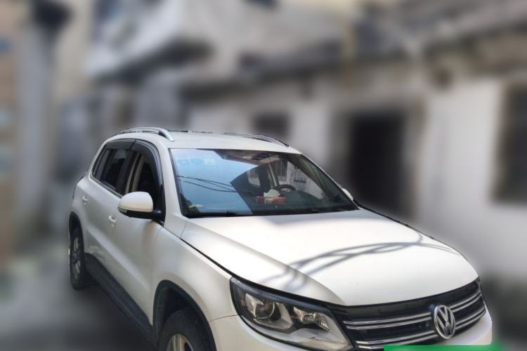 Used Volkswagen Tiguan 2016 300TSI Manual Two-Wheel Drive Trend Edition Front Right 45 Deg