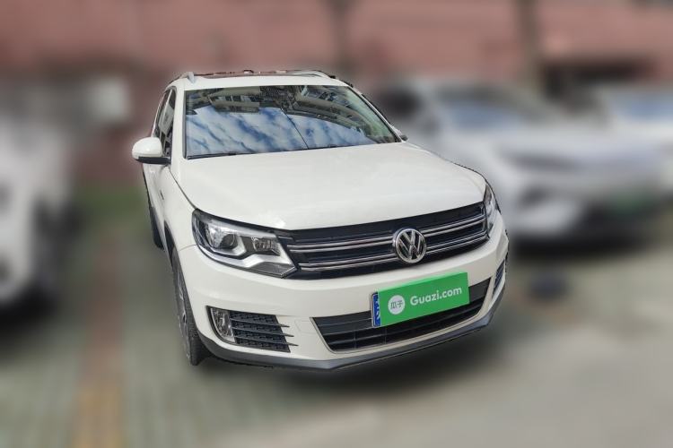 Used Volkswagen Tiguan 2016 300TSI Automatic All-Wheel Drive Luxury Edition Front Right 45 Deg