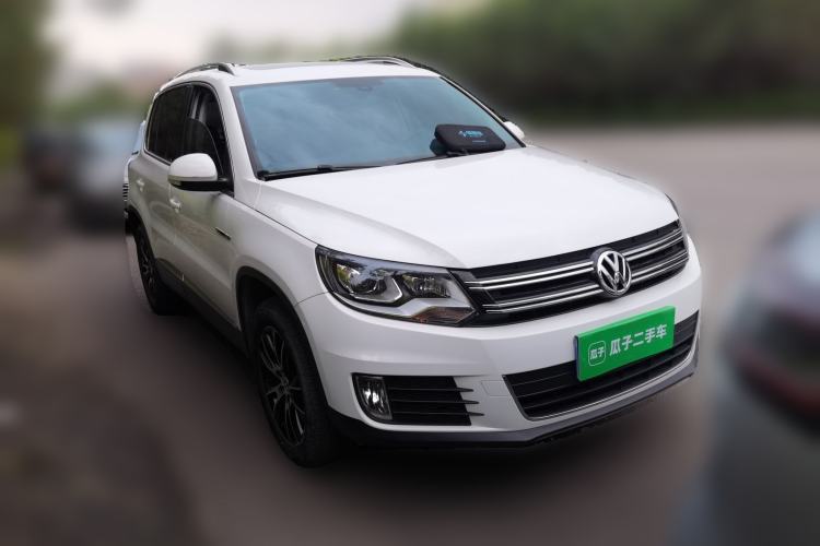 Used Volkswagen Tiguan 2016 330TSI Automatic All-Wheel Drive Luxury Edition Front Right 45 Deg