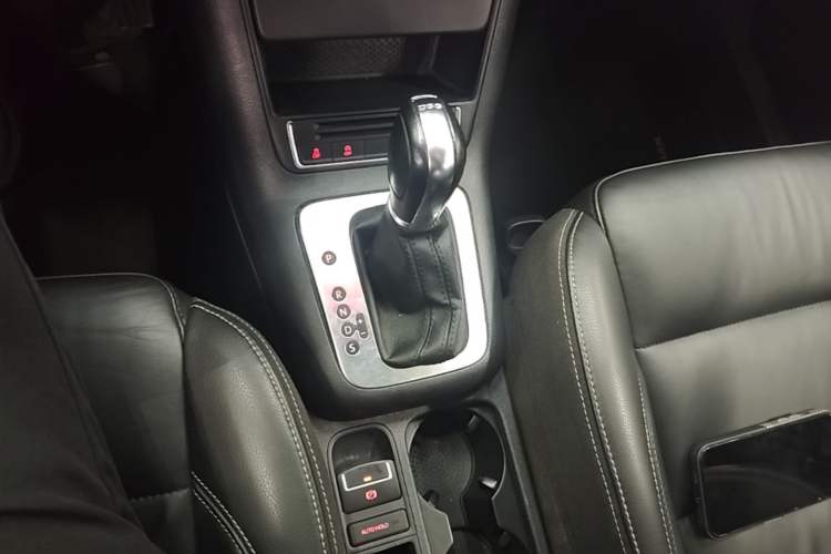 Used Volkswagen Tiguan 2016 280TSI Automatic Two-Wheel Drive Silk Road Comfort Edition Gear Lever
