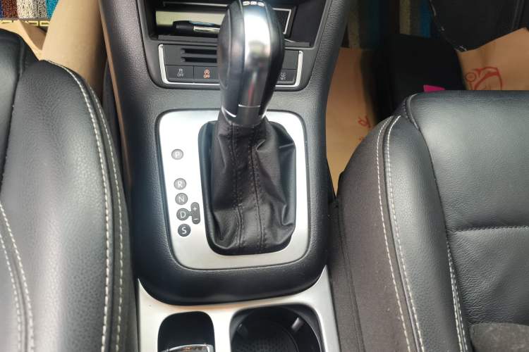 Used Volkswagen Tiguan 2016 280TSI Automatic Two-Wheel Drive Silk Road Comfort Edition Gear Lever