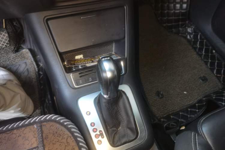 Used Volkswagen Tiguan 2016 280TSI Automatic Two-Wheel Drive Silk Road Comfort Edition Gear Lever