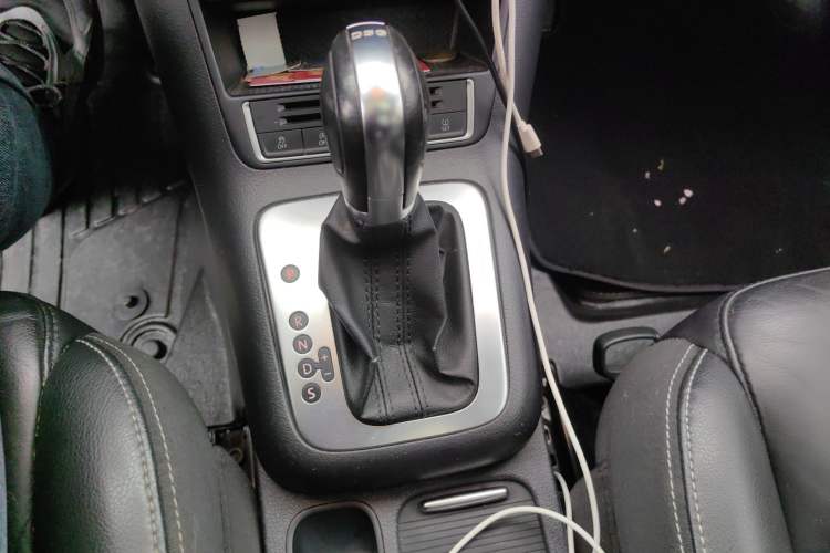 Used Volkswagen Tiguan 2016 280TSI Automatic Two-Wheel Drive Silk Road Comfort Edition Gear Lever