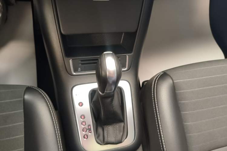Used Volkswagen Tiguan 2016 300TSI Automatic All-Wheel Drive Fashion Vision Edition Gear Lever