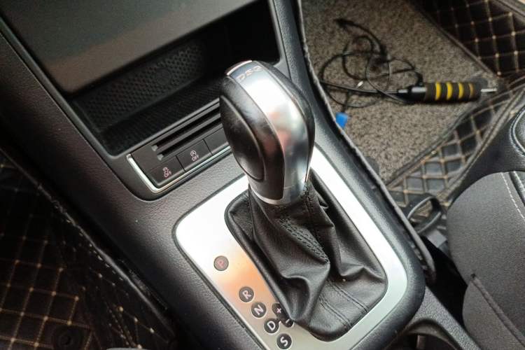Used Volkswagen Tiguan 2016 280TSI Automatic Two-Wheel Drive Silk Road Comfort Edition Gear Lever