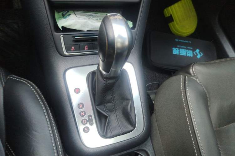 Used Volkswagen Tiguan 2016 280TSI Automatic Two-Wheel Drive Silk Road Comfort Edition Gear Lever