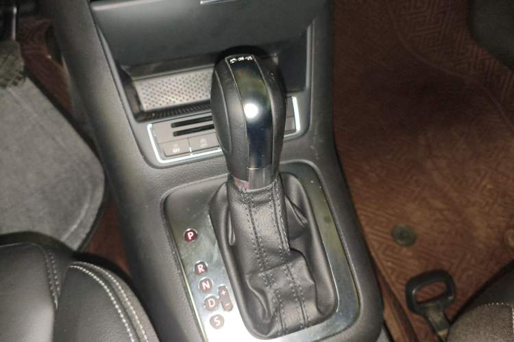 Used Volkswagen Tiguan 2016 280TSI Automatic Two-Wheel Drive Silk Road Comfort Edition Gear Lever