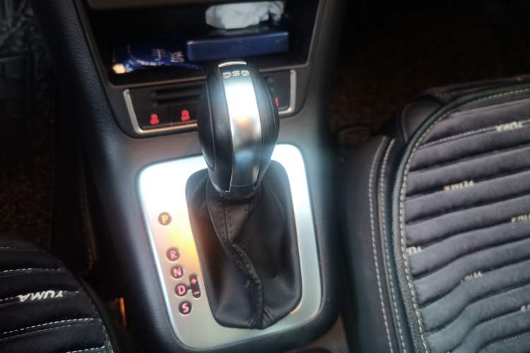 Used Volkswagen Tiguan 2016 280TSI Automatic Two-Wheel Drive Silk Road Comfort Edition Gear Lever