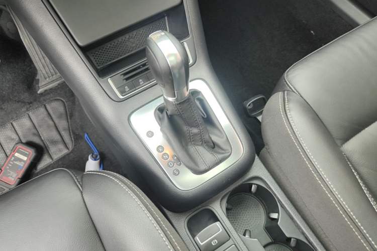 Used Volkswagen Tiguan 2016 280TSI Automatic Two-Wheel Drive Silk Road Comfort Edition Gear Lever