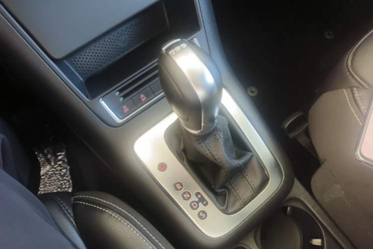 Used Volkswagen Tiguan 2016 280TSI Automatic Two-Wheel Drive Silk Road Comfort Edition Gear Lever