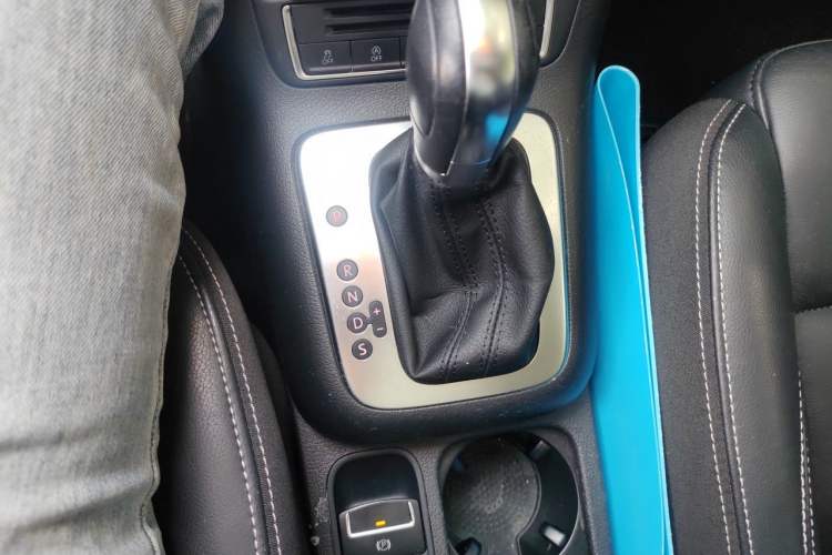 Used Volkswagen Tiguan 2016 280TSI Automatic Two-Wheel Drive Silk Road Comfort Edition Gear Lever