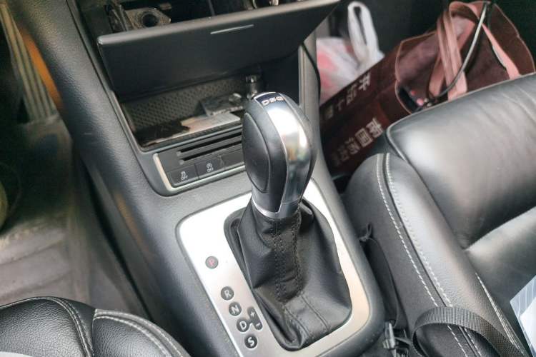 Used Volkswagen Tiguan 2016 280TSI Automatic Two-Wheel Drive Silk Road Comfort Edition Gear Lever