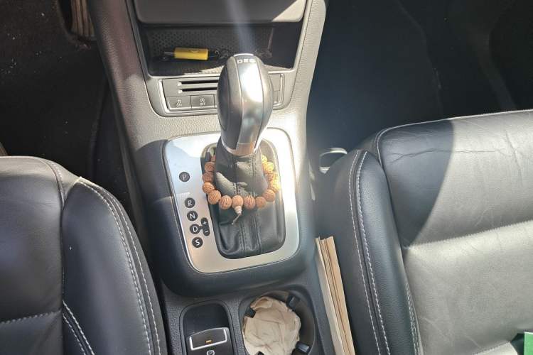 Used Volkswagen Tiguan 2016 280TSI Automatic Two-Wheel Drive Silk Road Comfort Edition Gear Lever