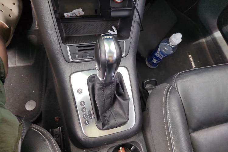 Used Volkswagen Tiguan 2016 280TSI Automatic Two-Wheel Drive Silk Road Comfort Edition Gear Lever
