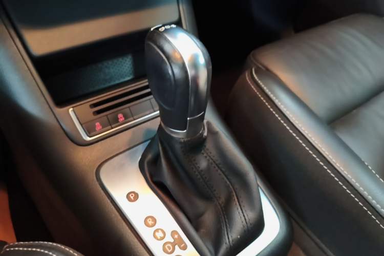 Used Volkswagen Tiguan 2016 280TSI Automatic Two-Wheel Drive Silk Road Comfort Edition Gear Lever