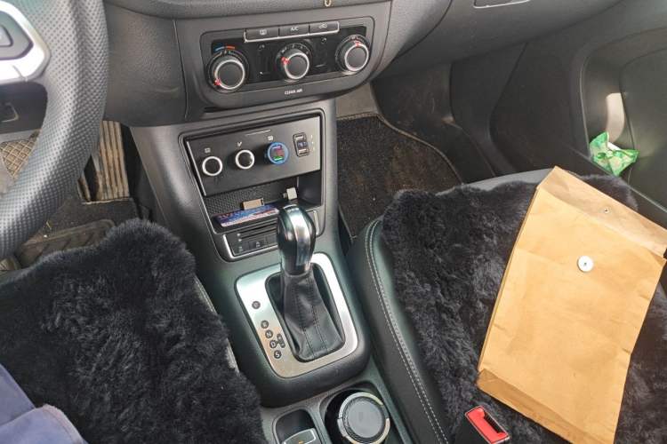 Used Volkswagen Tiguan 2016 280TSI Automatic Two-Wheel-Drive Silk Road Style Edition Gear Lever