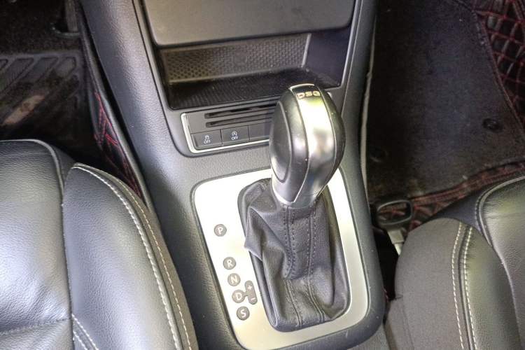 Used Volkswagen Tiguan 2016 280TSI Automatic Two-Wheel Drive Silk Road Comfort Edition Gear Lever