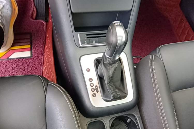 Used Volkswagen Tiguan 2016 280TSI Automatic Two-Wheel Drive Silk Road Comfort Edition Gear Lever