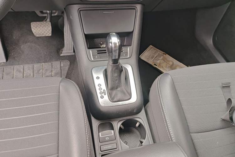 Used Volkswagen Tiguan 2016 300TSI Automatic Two-Wheel Drive Trend Edition Gear Lever