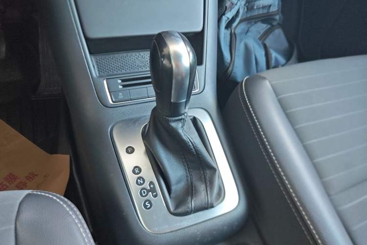 Used Volkswagen Tiguan 2016 300TSI Automatic Two-Wheel Drive Trend Edition Gear Lever