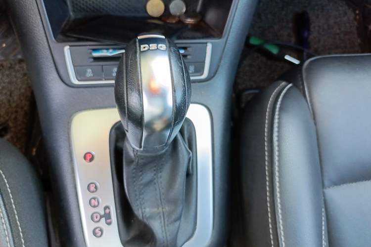 Used Volkswagen Tiguan 2016 280TSI Automatic Two-Wheel Drive Silk Road Comfort Edition Gear Lever
