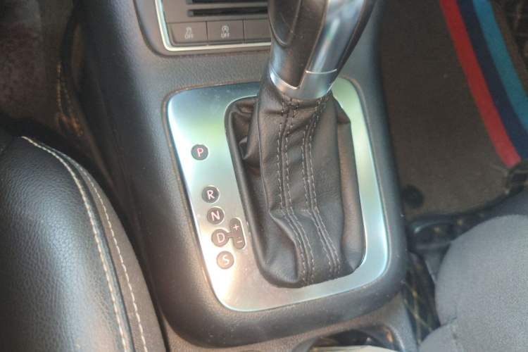 Used Volkswagen Tiguan 2016 280TSI Automatic Two-Wheel Drive Silk Road Comfort Edition Gear Lever