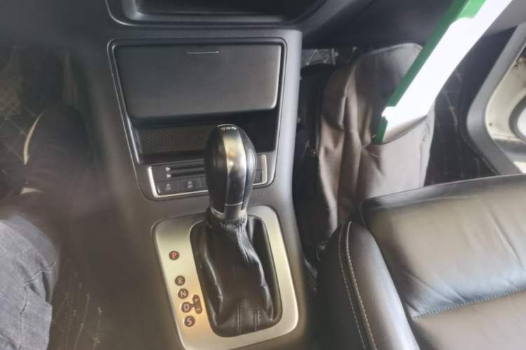 Used Volkswagen Tiguan 2016 280TSI Automatic Two-Wheel Drive Silk Road Comfort Edition Gear Lever