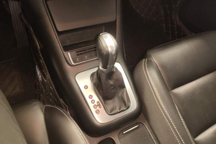 Used Volkswagen Tiguan 2016 280TSI Automatic Two-Wheel Drive Silk Road Comfort Edition Gear Lever