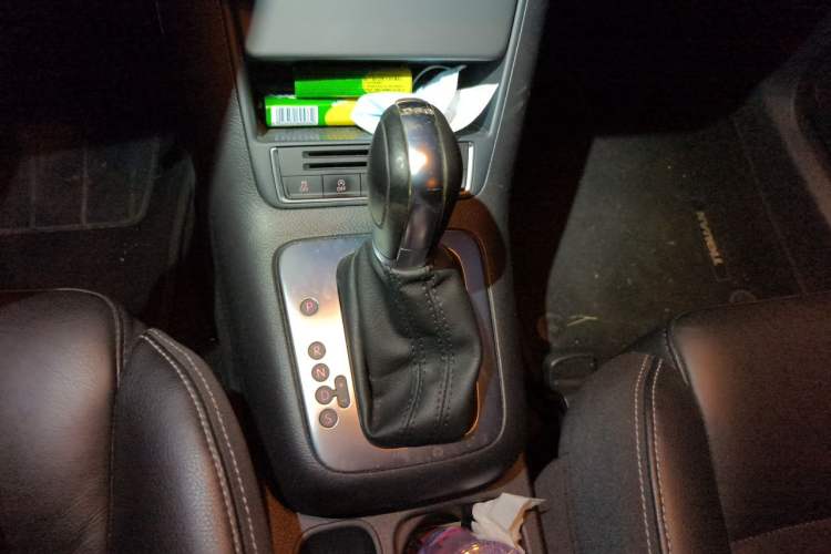 Used Volkswagen Tiguan 2016 280TSI Automatic Two-Wheel Drive Silk Road Comfort Edition Gear Lever