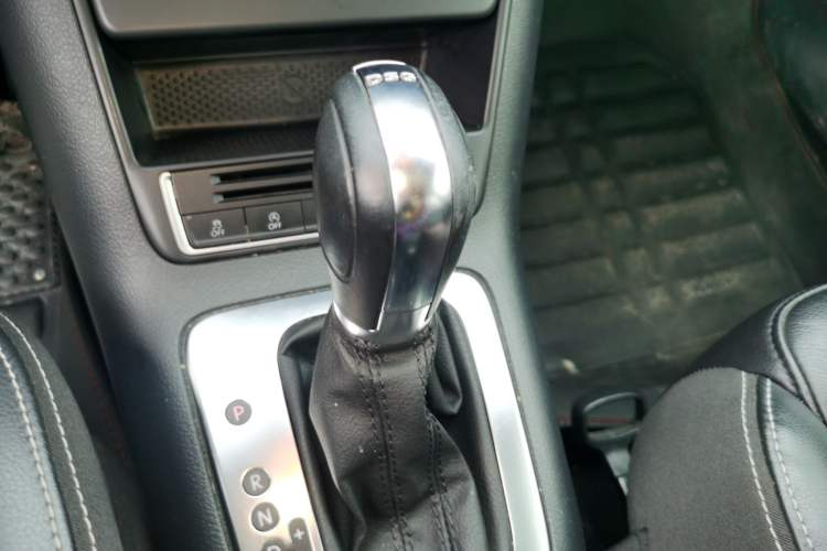 Used Volkswagen Tiguan 2016 280TSI Automatic Two-Wheel Drive Silk Road Comfort Edition Gear Lever