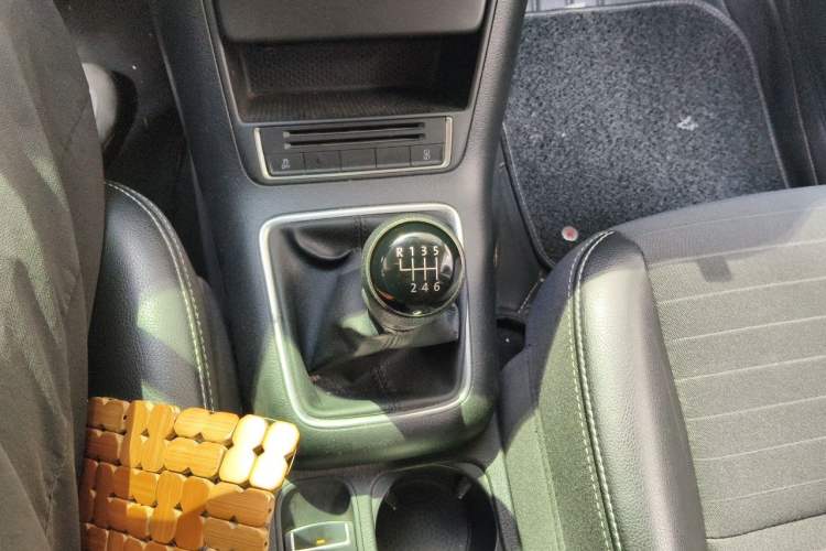 Used Volkswagen Tiguan 2016 300TSI Manual Two-Wheel Drive Trend Edition Gear Lever