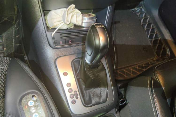 Used Volkswagen Tiguan 2016 280TSI Automatic Two-Wheel Drive Silk Road Comfort Edition Gear Lever