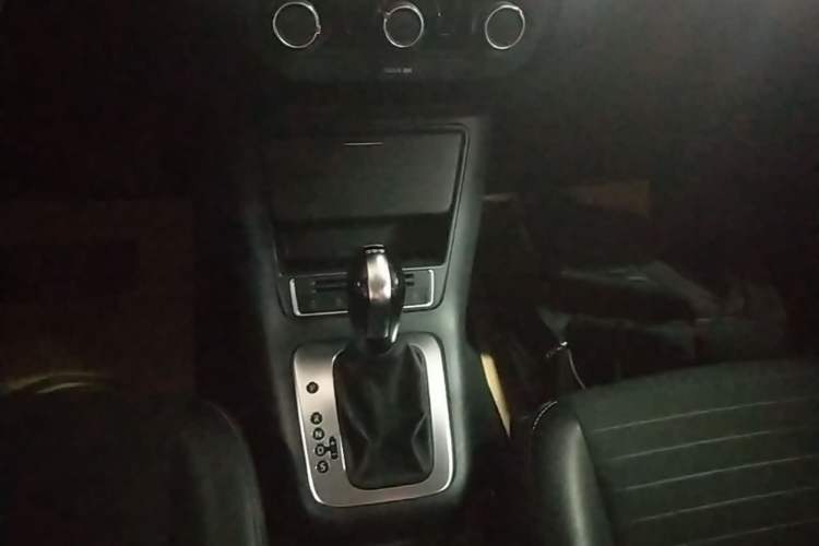 Used Volkswagen Tiguan 2016 280TSI Automatic Two-Wheel-Drive Silk Road Style Edition Gear Lever