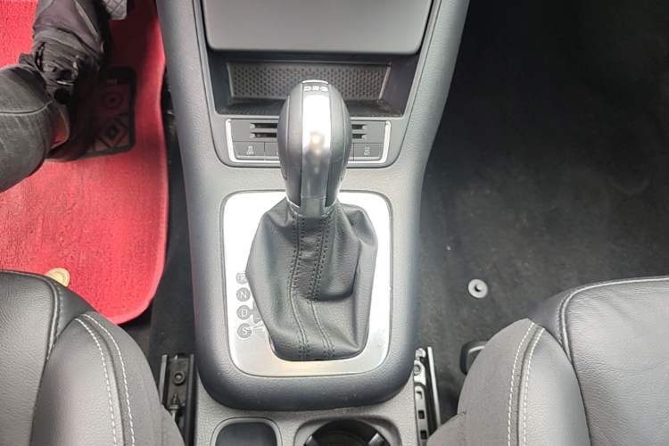 Used Volkswagen Tiguan 2016 280TSI Automatic Two-Wheel Drive Silk Road Comfort Edition Gear Lever