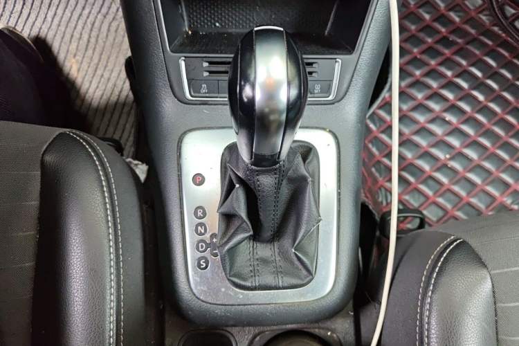 Used Volkswagen Tiguan 2016 300TSI Automatic Two-Wheel Drive Trend Edition Gear Lever