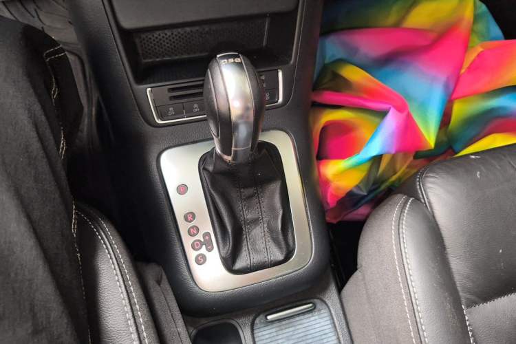 Used Volkswagen Tiguan 2016 280TSI Automatic Two-Wheel Drive Silk Road Comfort Edition Gear Lever