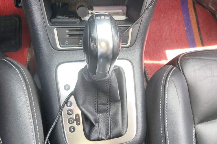 Used Volkswagen Tiguan 2016 280TSI Automatic Two-Wheel Drive Silk Road Comfort Edition Gear Lever