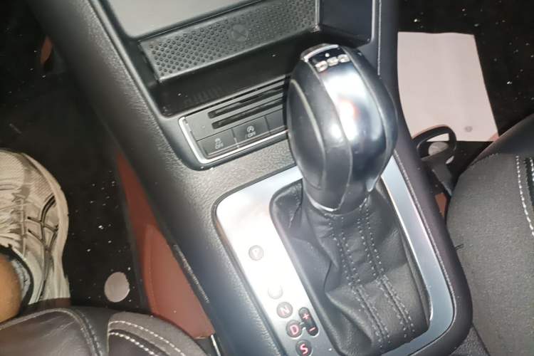 Used Volkswagen Tiguan 2016 280TSI Automatic Two-Wheel Drive Silk Road Comfort Edition Gear Lever