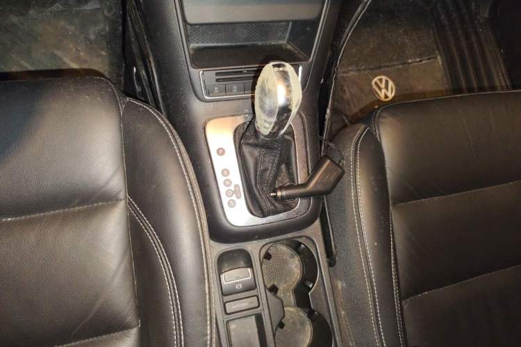 Used Volkswagen Tiguan 2016 280TSI Automatic Two-Wheel Drive Silk Road Comfort Edition Gear Lever