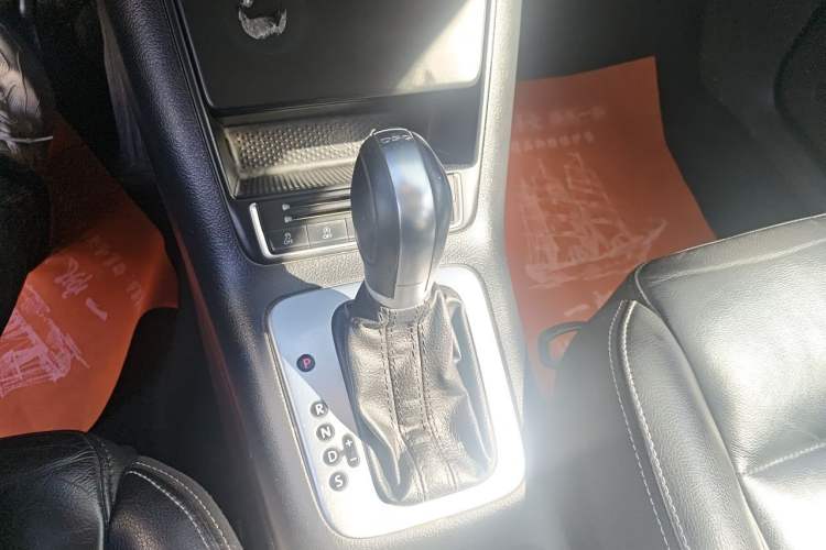 Used Volkswagen Tiguan 2016 280TSI Automatic Two-Wheel Drive Silk Road Comfort Edition Gear Lever