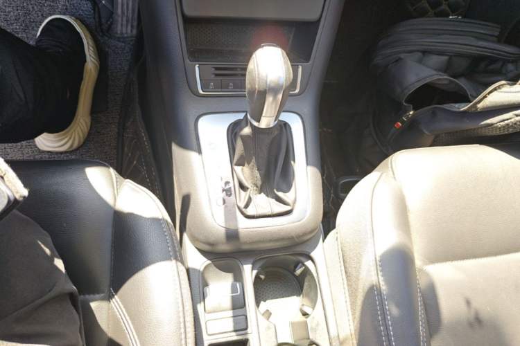Used Volkswagen Tiguan 2016 280TSI Automatic Two-Wheel Drive Silk Road Comfort Edition Gear Lever