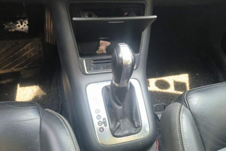 Used Volkswagen Tiguan 2016 280TSI Automatic Two-Wheel Drive Silk Road Comfort Edition Gear Lever
